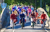Hàng trăm người tham gia hoạt động 'Áo dài với đạp xe vì môi trường'.