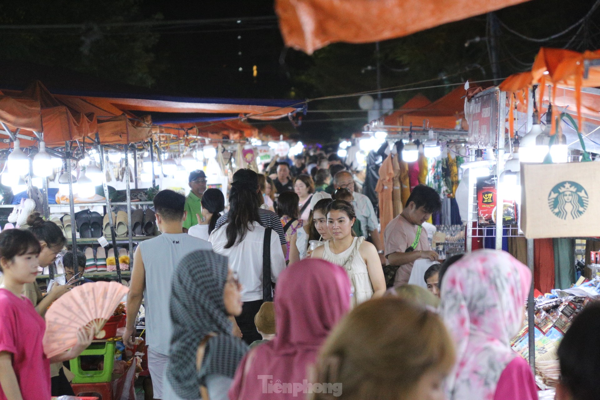Chợ đêm Sơn Trà tấp nập khách trước ngày di dời đến địa điểm mới ảnh 1