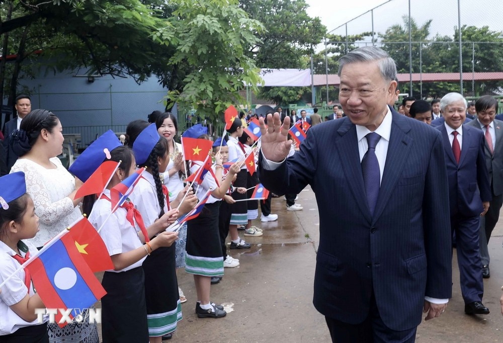 Chủ tịch nước Tô Lâm đến thăm Trường song ngữ Lào-Việt Nam. (Ảnh: Nhan Sáng-TTXVN)