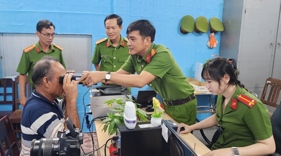 Cán bộ Công an huyện Châu Thành tiến hành thu sinh trắc học mống mắt cho người dân. Ảnh CA cung cấp