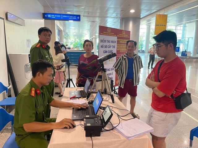 Công an TPHCM tổ chức cấp căn cước tại Sân bay Tân Sơn Nhất ảnh 1