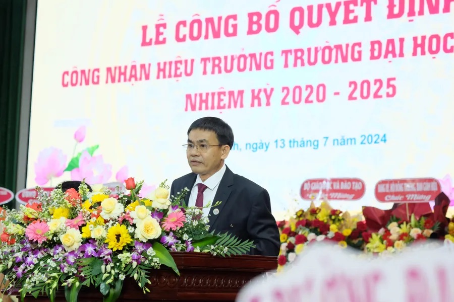 Announcing the decision to recognize the new Principal of Quy Nhon ...