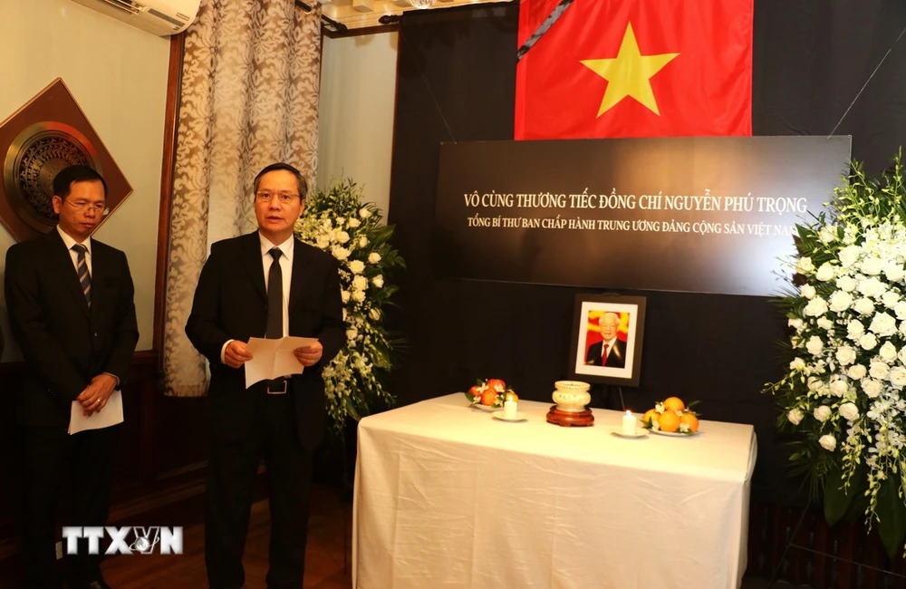 The Vietnamese Embassy in Canada held a solemn visitation ceremony and opened a book of condolences in memory of General Secretary Nguyen Phu Trong. (Photo: Trung Dung/TTXVN)