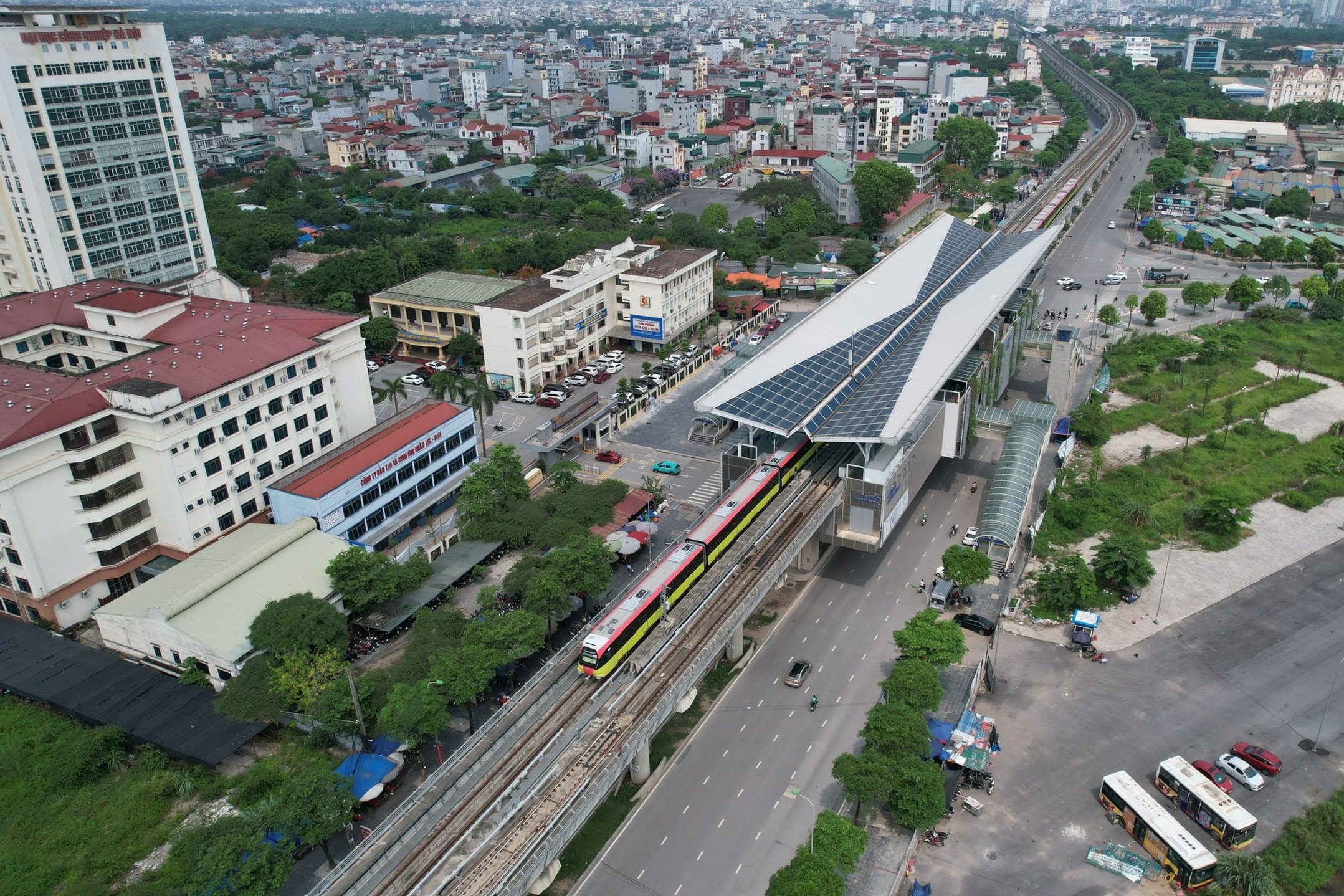 Phó bí thư Hà Nội: 'Đầu ra metro là đầu vào xe buýt, không thì vẫn tắc'- Ảnh 1.