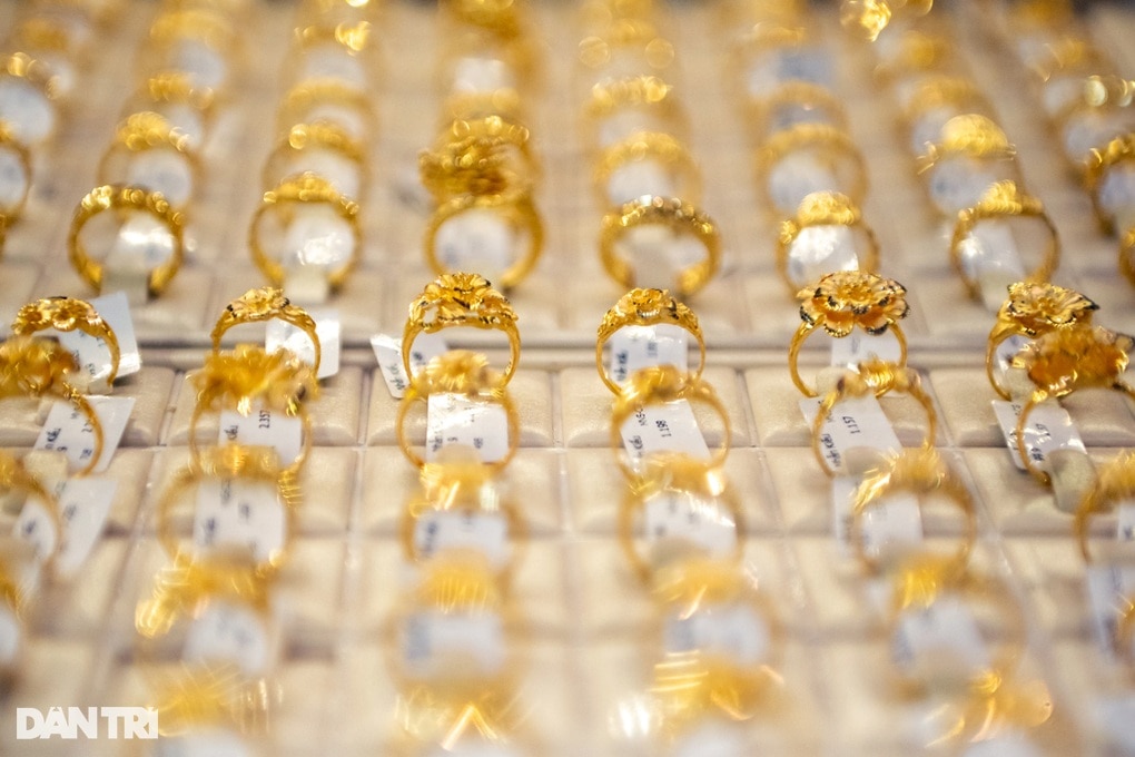 Giá vàng nhẫn vượt 77 triệu đồng/lượng, đắt hơn vàng miếng SJC - 1