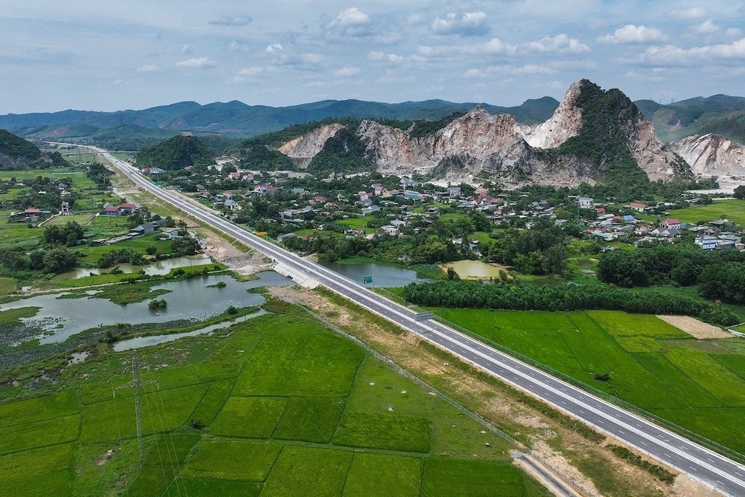 Đột phá làm cao tốc, 'nhanh gọn thủ tục, thần tốc thi công'