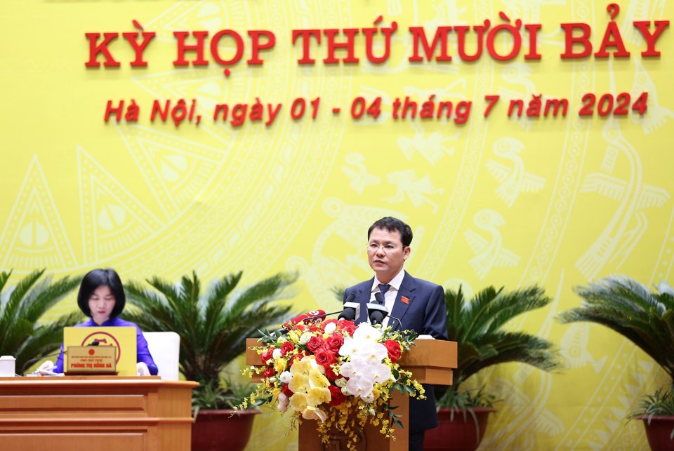 Phó Chủ tịch HĐND TP Hà Nội Phạm Quí Tiên báo cáo xin ý kiến Đại biểu HĐND TP thông qua chương trình Kỳ họp