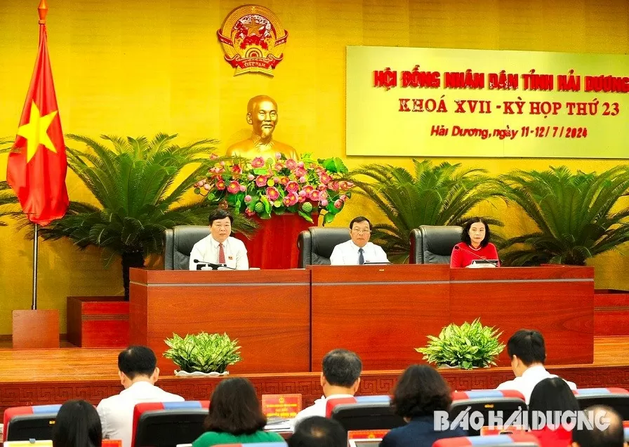 Các đồng chí lãnh đạo HĐND tỉnh chủ tọa kỳ họp.