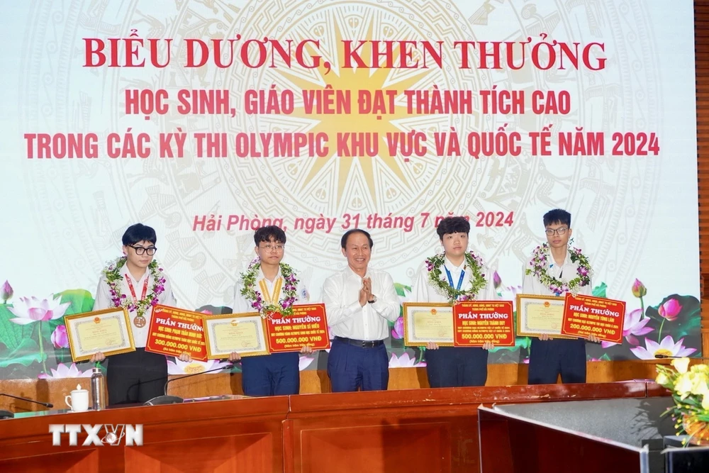 Bí thư Thành ủy Hải Phòng Lê Tiến Châu trao thưởng cho các học sinh đạt thành tích cao trong kỳ thi Olympic khu vực và quốc tế. (Ảnh: Minh Huệ/TTXVN)