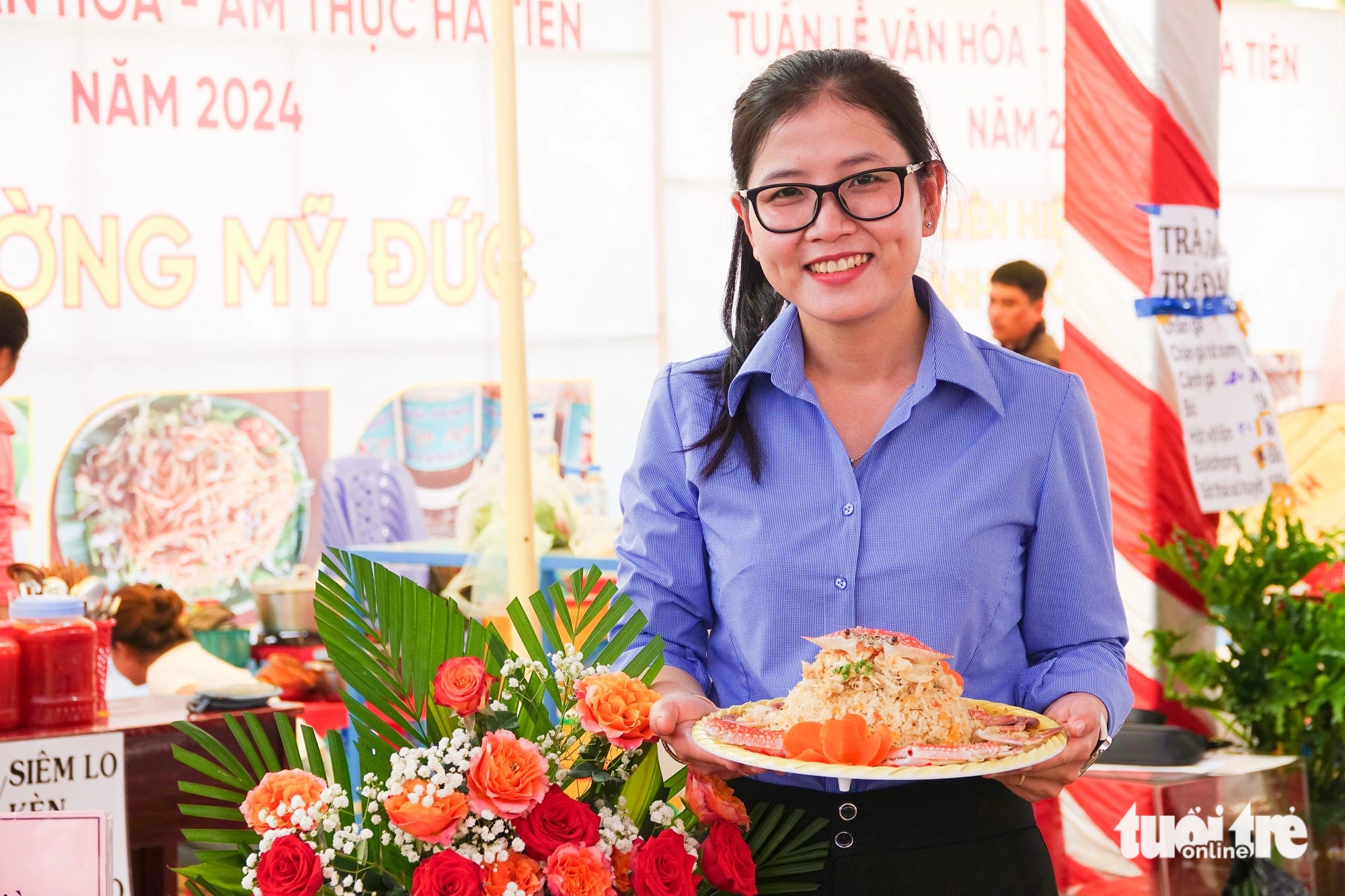 Khách du lịch chụp ảnh bên những món ăn ngon ở Hà Tiên - Ảnh: CHÍ CÔNG