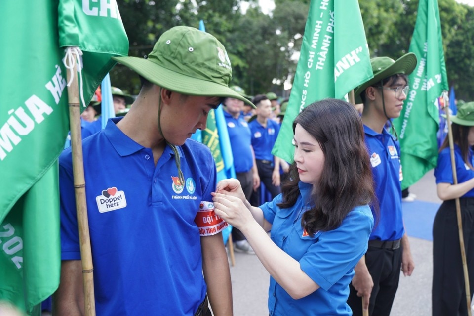 Bí thư Thành đoàn Hà Nội Chu Hồng Minh gắn thẻ đội trưởng các đội tình nguyện 