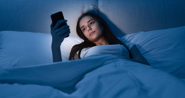 Khoa học giải oan cho thói quen lướt điện thoại trước khi ngủ- Ảnh 1.