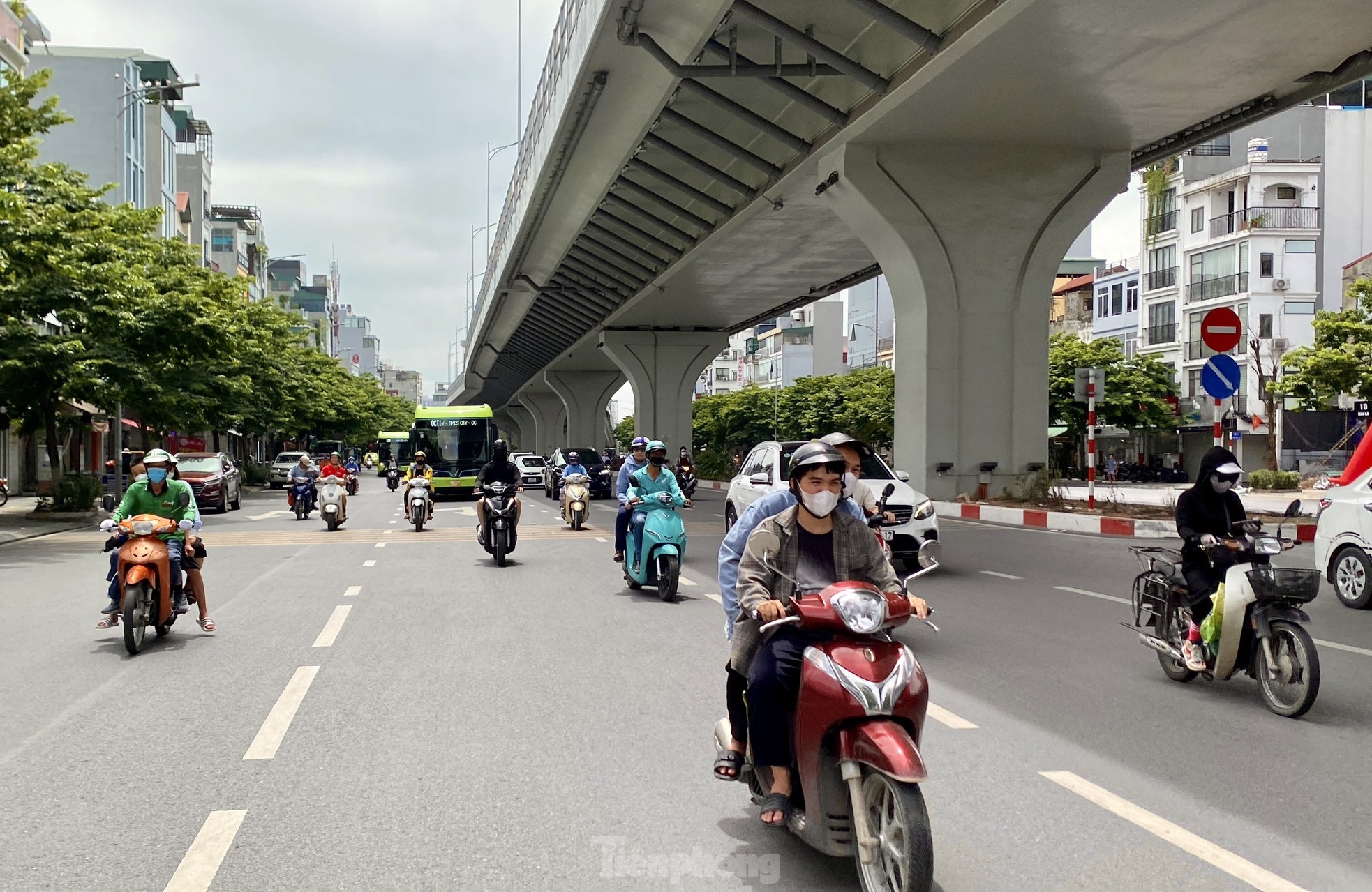 Khoác áo 'điều hòa', xách bình đá lạnh mưu sinh dưới nắng nóng bỏng rát ảnh 1