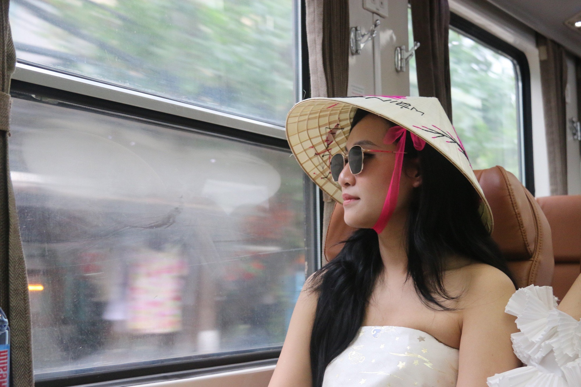 Du khách trải nghiệm tour tàu lửa du lịch nối Huế vào Đà Nẵng - Ảnh: NHẬT LINH.