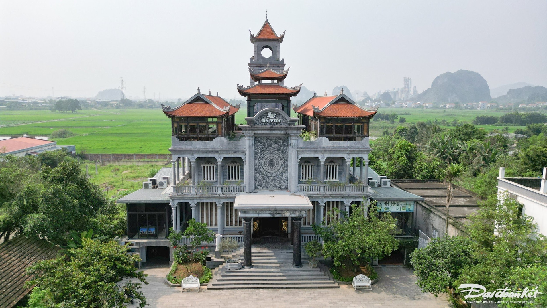 Посмотрите дом, построенный из 3.000 тонн камня - Vietnam.vn