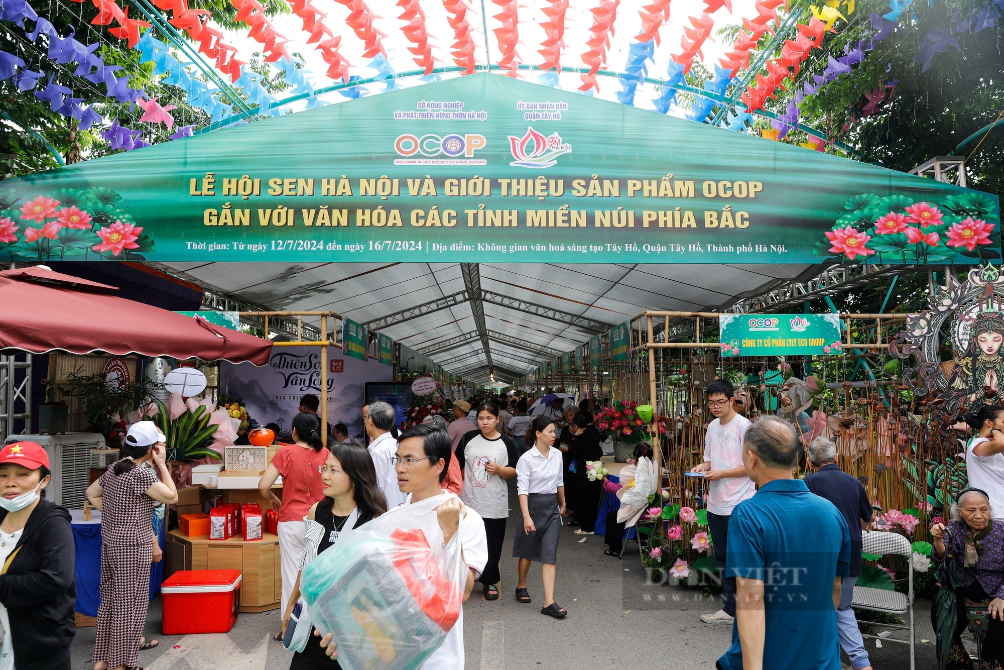 Người Hà Nội thích thú thưởng trà, rủ nhau mua tranh dệt lụa từ tơ sen giá lên tới 2,5 triệu đồng- Ảnh 1.