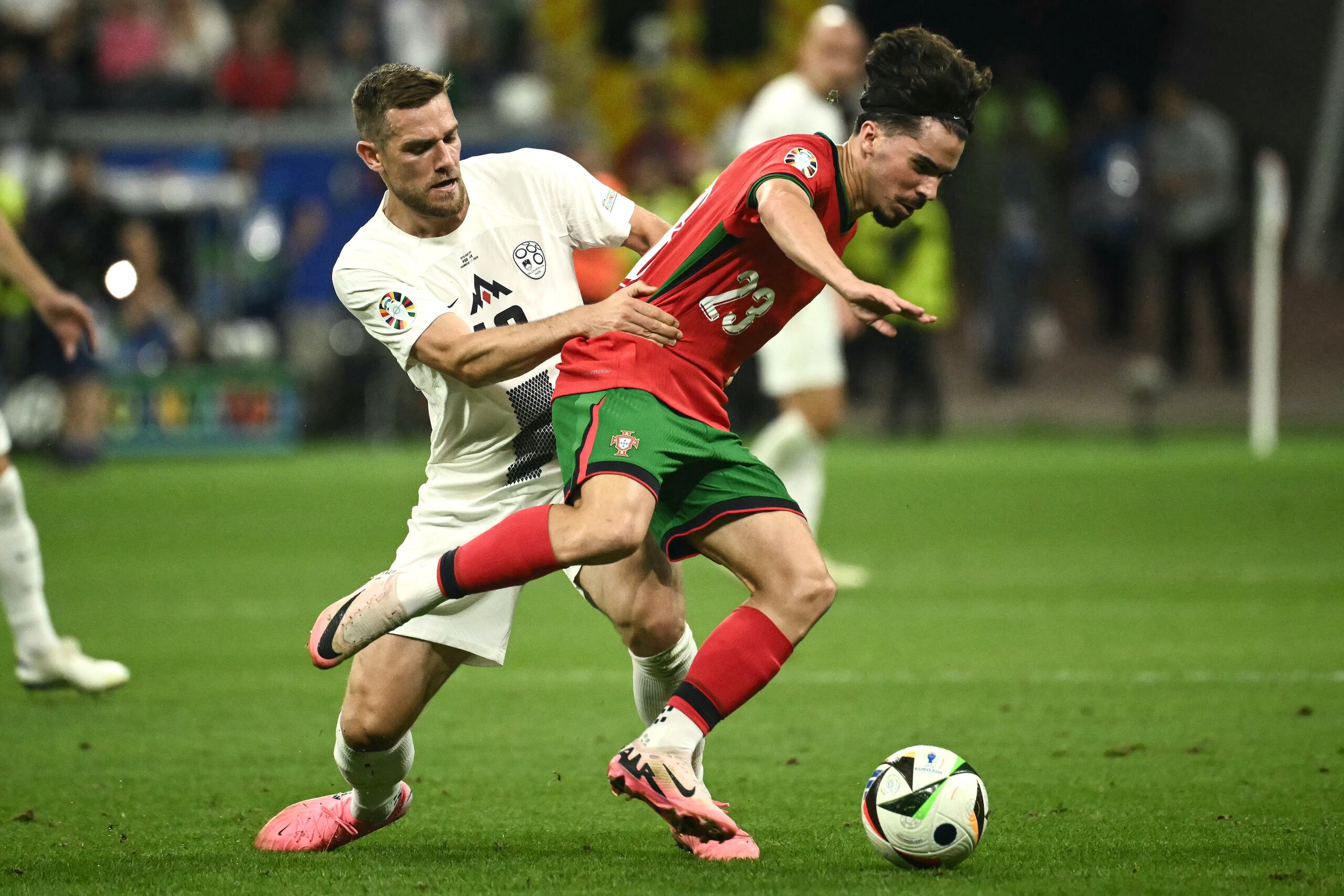 Ronaldo sai nhưng đã có đồng đội sửa, Bồ Đào Nha thắng Slovenia, gặp Pháp ở tứ kết- Ảnh 1.