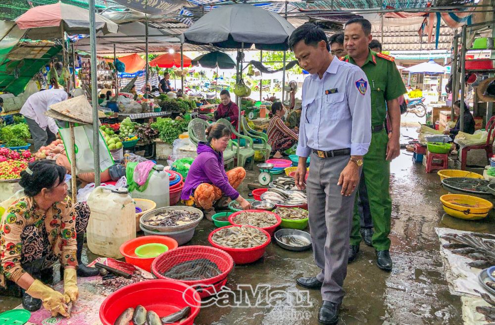 Vào mùa cá đồng sinh sản, ngành chức năng một huyện của Cà Mau đi khắp các chợ kiểm tra việc mua bán cá non- Ảnh 1.