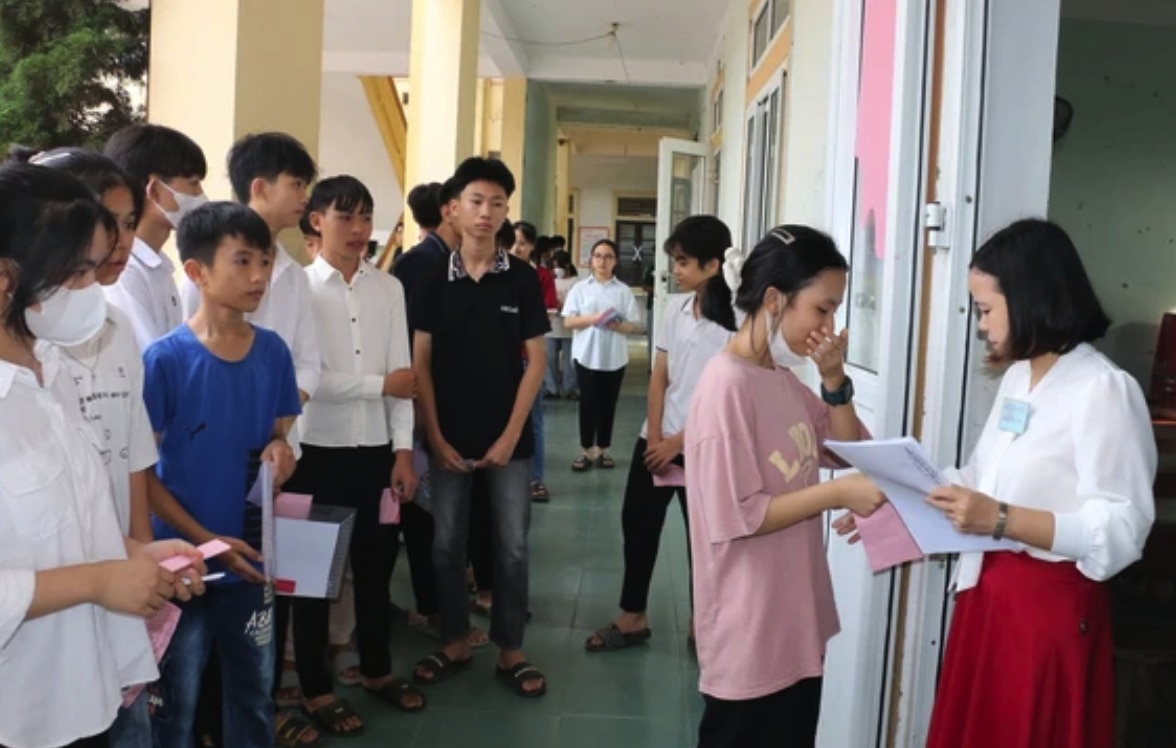 Thí sinh tham dự kỳ thi tuyển sinh vào lớp 10 ở Nghệ An - Ảnh: DOÃN HÒA