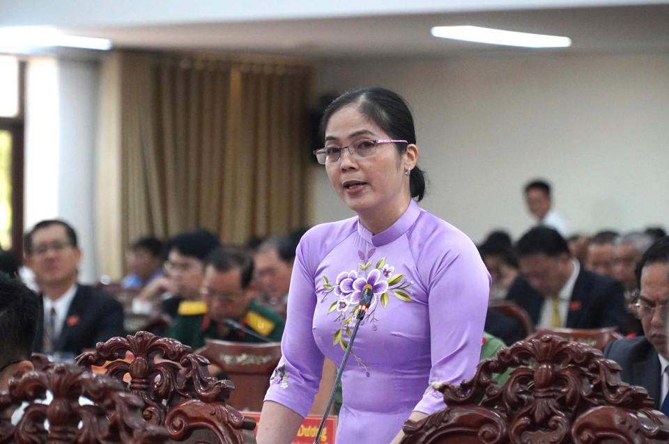 Đại biểu HĐND TP Cần Thơ Nguyễn Thị Hồng Yến đặt câu hỏi.