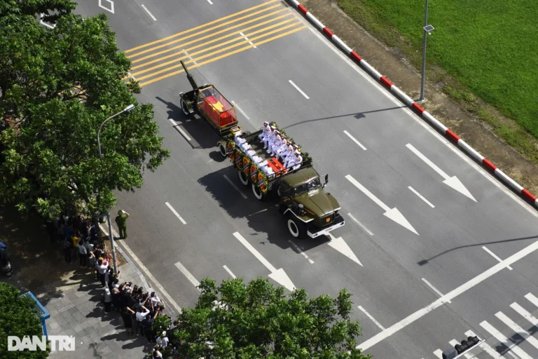 Hình ảnh đoàn xe đưa linh cữu Tổng Bí thư di chuyển trên đường phố Hà Nội