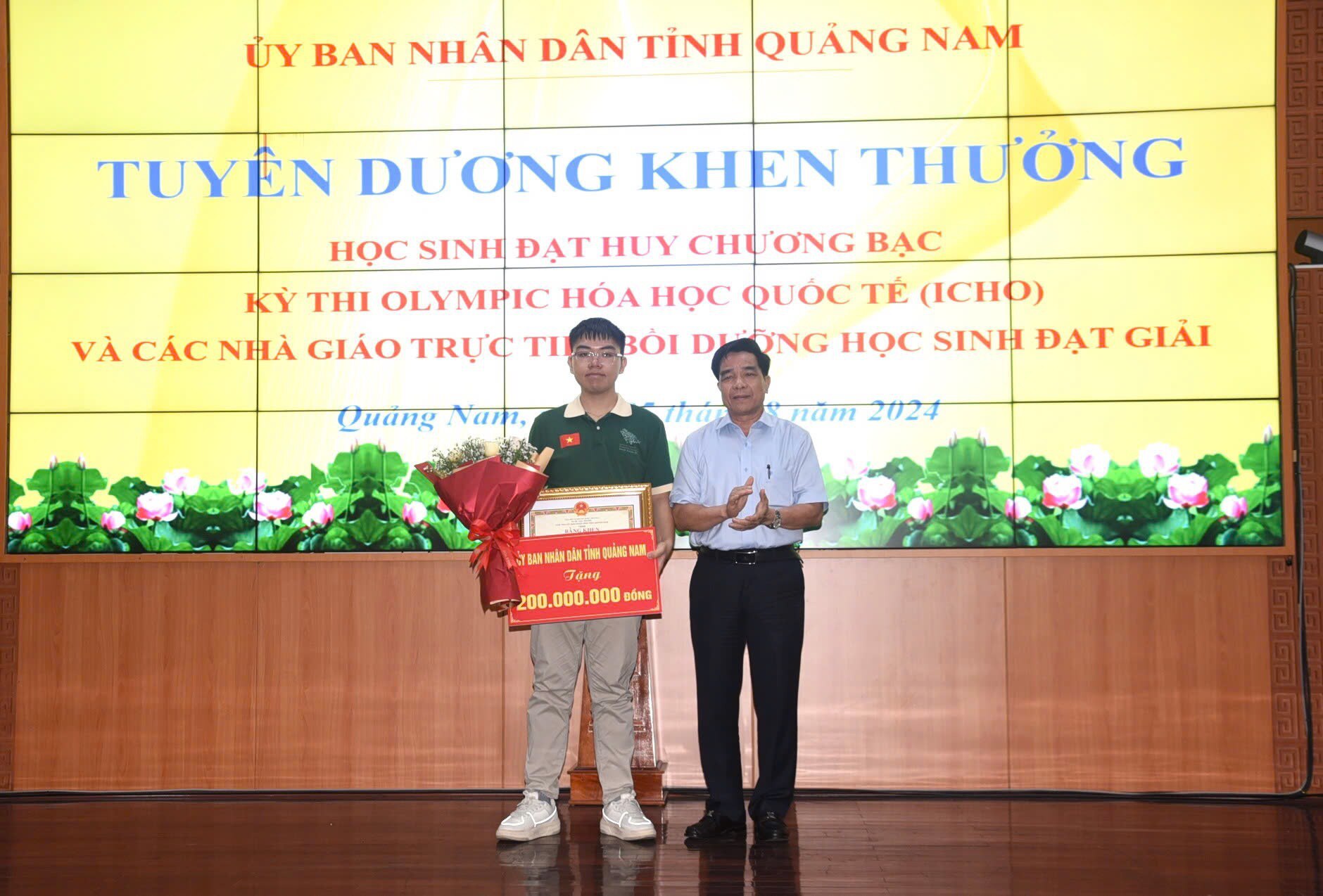 Quang Nam awards 200 million VND to students who win the International