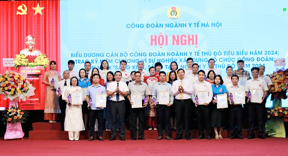 Khen thưởng 48 cá nhân tiêu biểu trong phong trào “Sáng kiến, sáng tạo” ngành Y tế Thủ đô năm 2024.