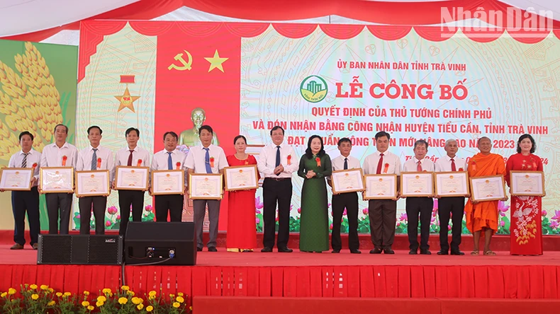 Trà Vinh: Công bố 2 huyện Tiểu Cần, Cầu Kè đạt chuẩn nông thôn mới nâng cao ảnh 1