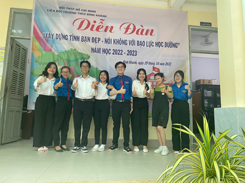 Gia Huy (thứ tư từ phải qua) nhận thức ý nghĩa quý giá của sự sống để lựa chọn thái độ tích cực, không ngừng đặt ra mục tiêu và hết lòng phấn đấu.