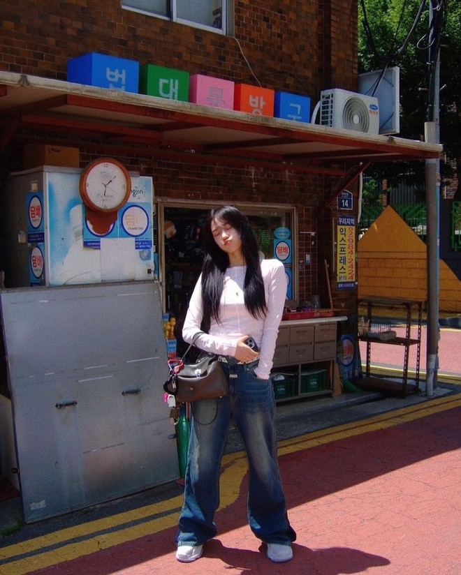 Xu hướng thời trang đường phố đang làm mưa làm gió với quần jeans- Ảnh 7.