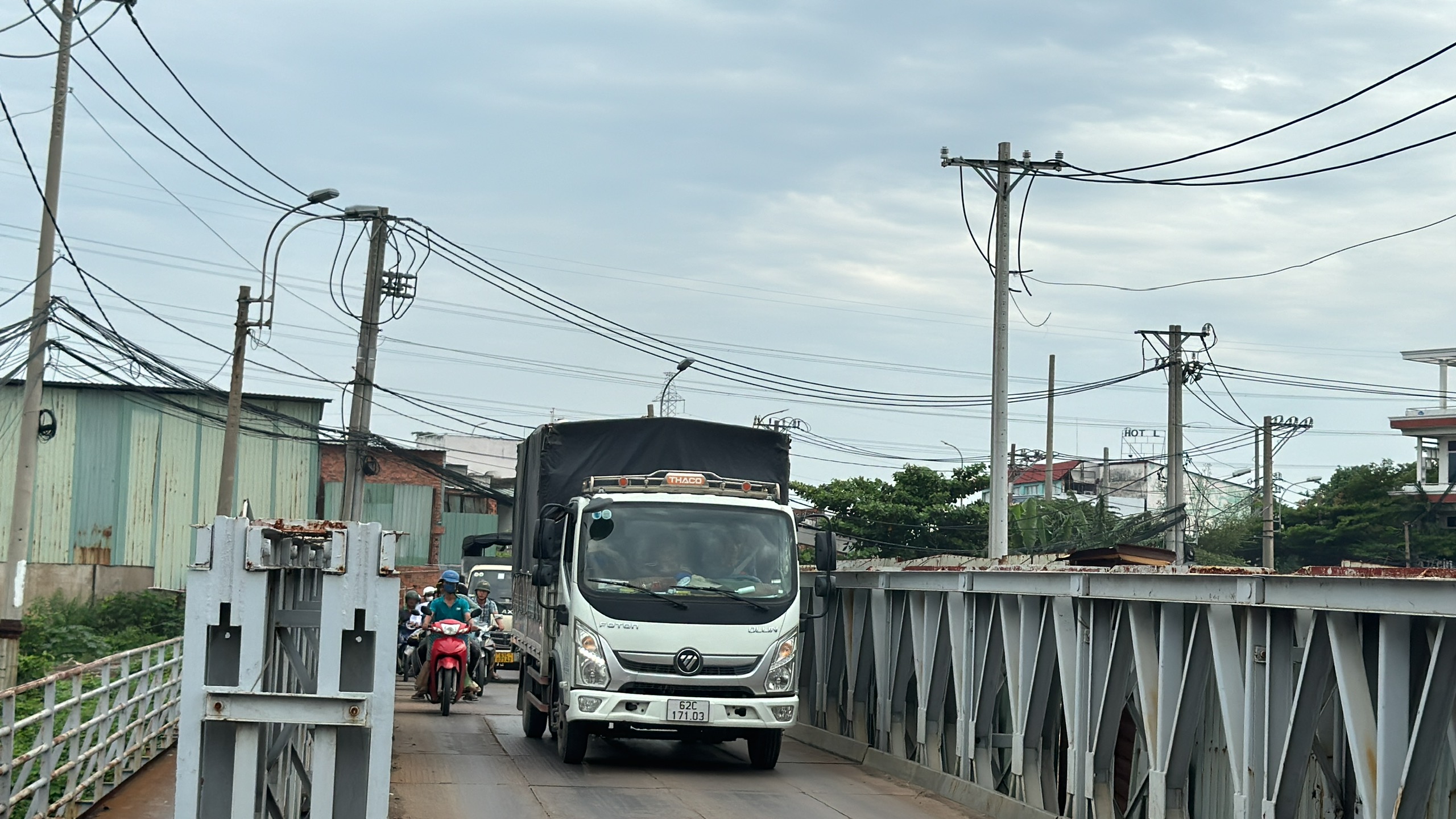 TP.HCM: Kiểm tra cầu yếu, đảm bảo an toàn trong mùa mưa bão- Ảnh 1.