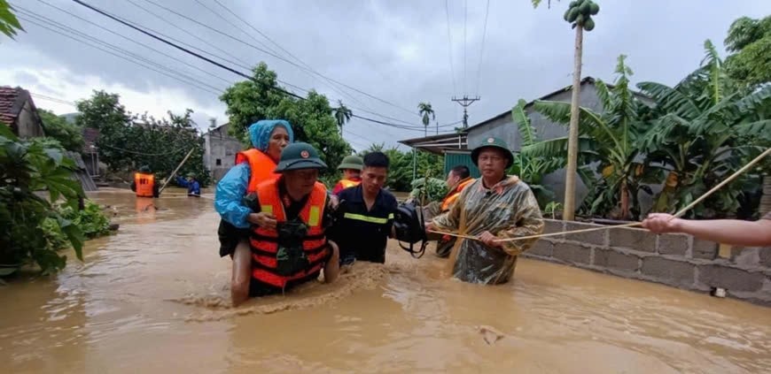 Lực lượng quân đội dầm mình trong mưa lũ cứu giúp nhân dân tại thị trấn Đồng Mỏ, huyện Chi Lăng, tỉnh Lạng Sơn. Ảnh: QĐND