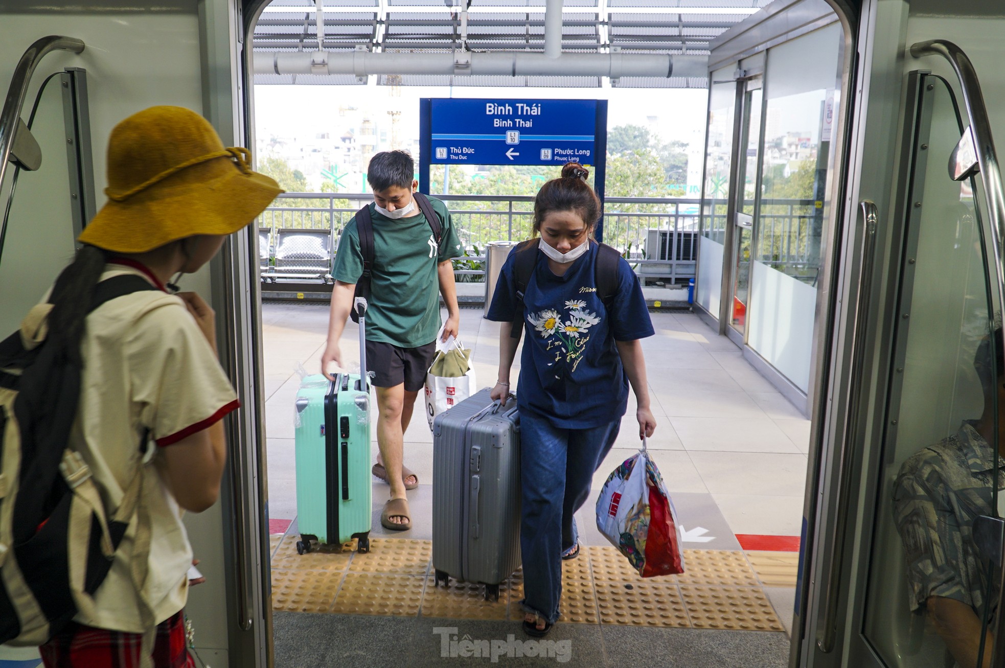 Nườm nượp người lỉnh kỉnh đồ đạc đi metro TPHCM ra bến xe về quê ăn Tết ảnh 2