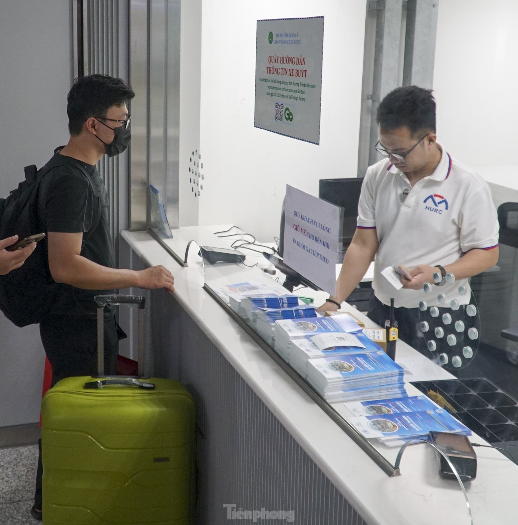 Nườm nượp người lỉnh kỉnh đồ đạc đi metro TPHCM ra bến xe về quê ăn Tết ảnh 3
