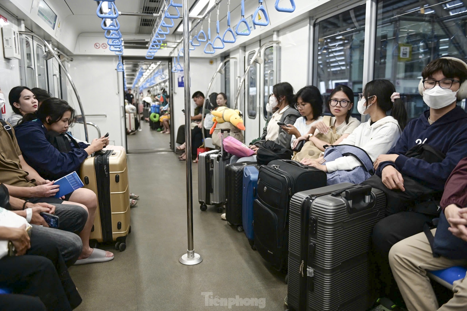 Nườm nượp người lỉnh kỉnh đồ đạc đi metro TPHCM ra bến xe về quê ăn Tết ảnh 4