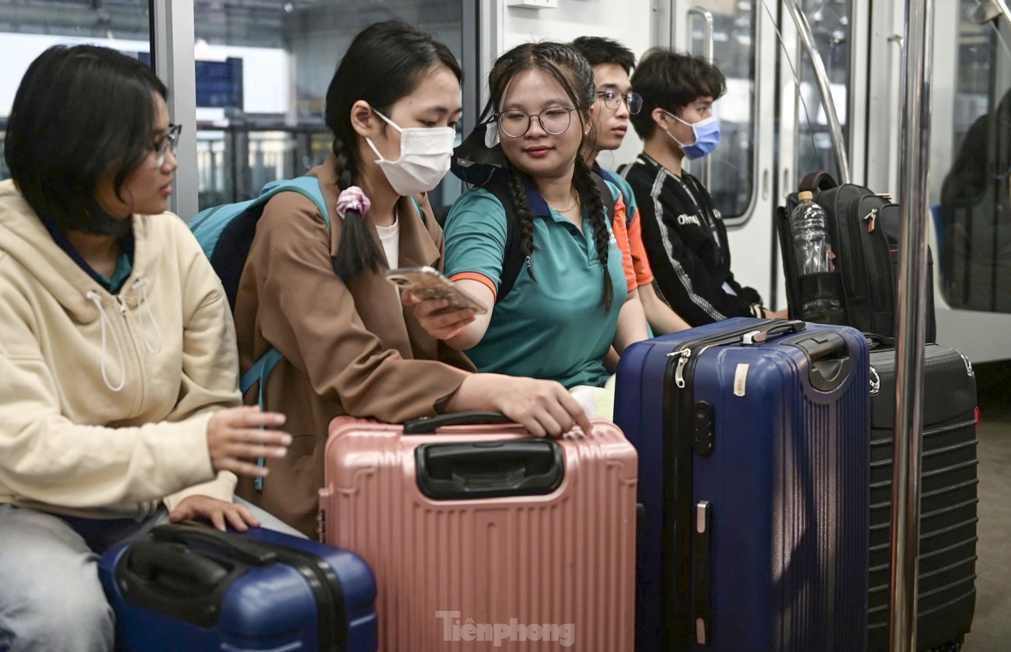 Nườm nượp người lỉnh kỉnh đồ đạc đi metro TPHCM ra bến xe về quê ăn Tết ảnh 5