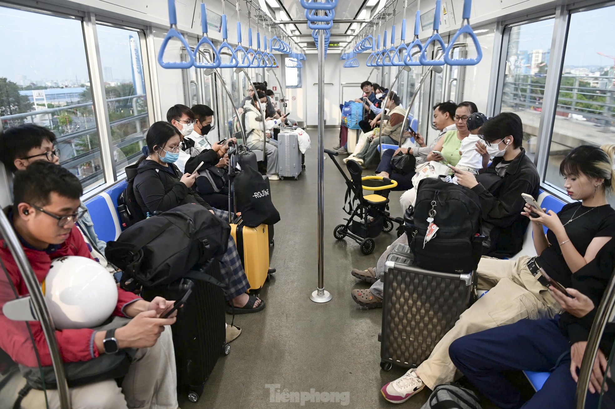 Nườm nượp người lỉnh kỉnh đồ đạc đi metro TPHCM ra bến xe về quê ăn Tết ảnh 6