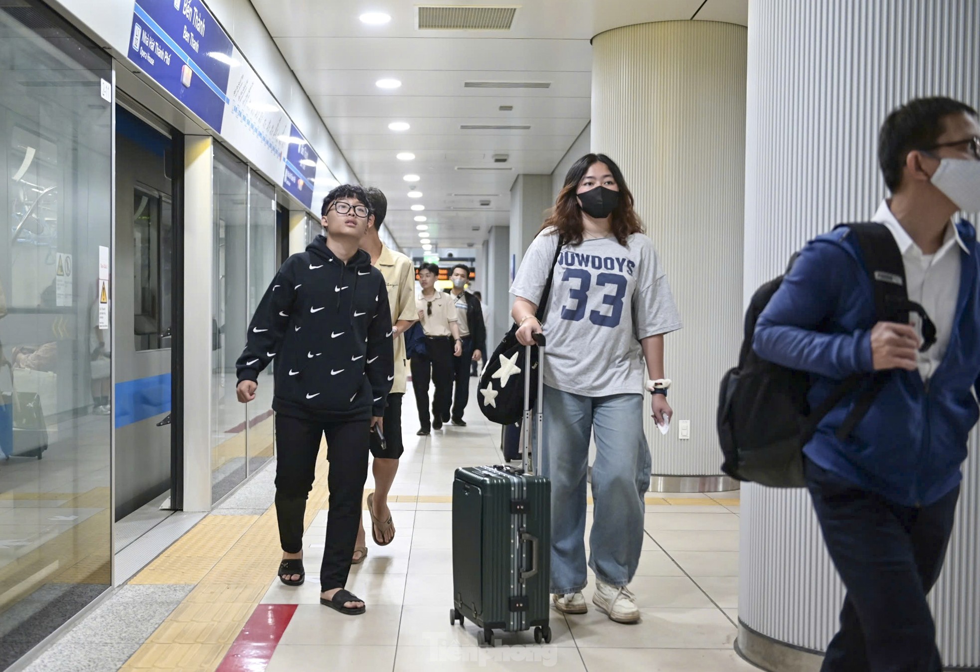 Nườm nượp người lỉnh kỉnh đồ đạc đi metro TPHCM ra bến xe về quê ăn Tết ảnh 7