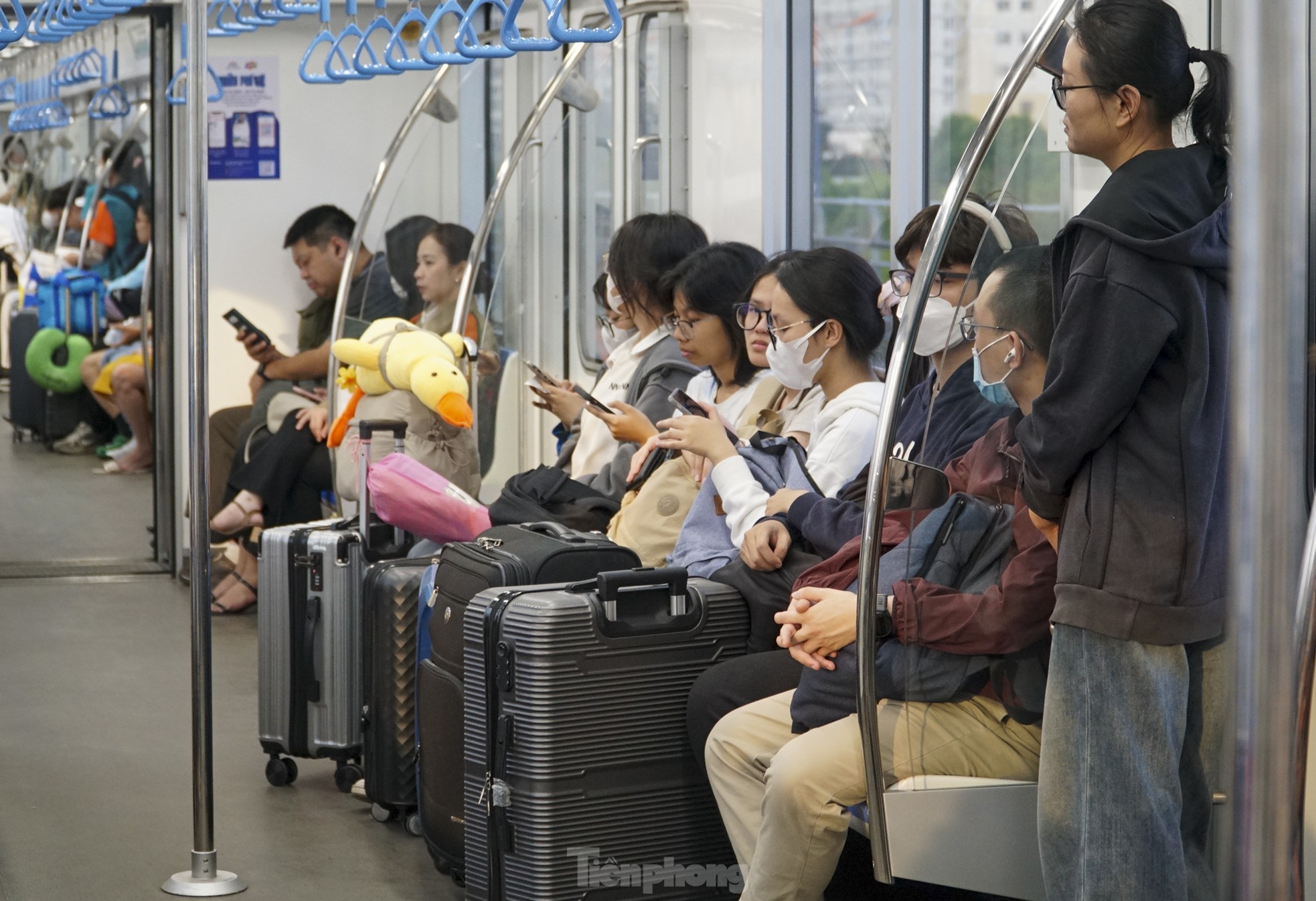 Nườm nượp người lỉnh kỉnh đồ đạc đi metro TPHCM ra bến xe về quê ăn Tết ảnh 8