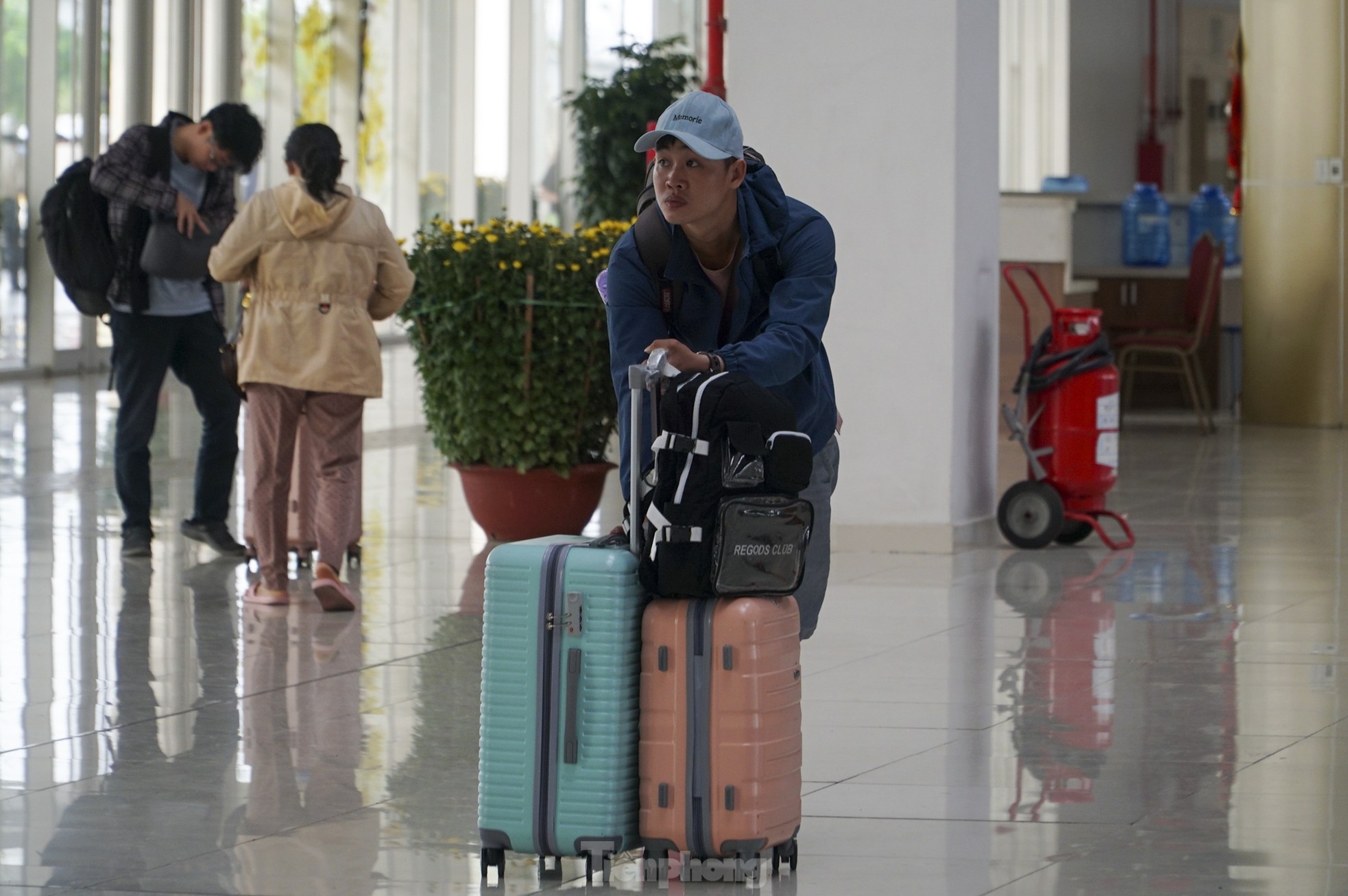 Nườm nượp người lỉnh kỉnh đồ đạc đi metro TPHCM ra bến xe về quê ăn Tết ảnh 10