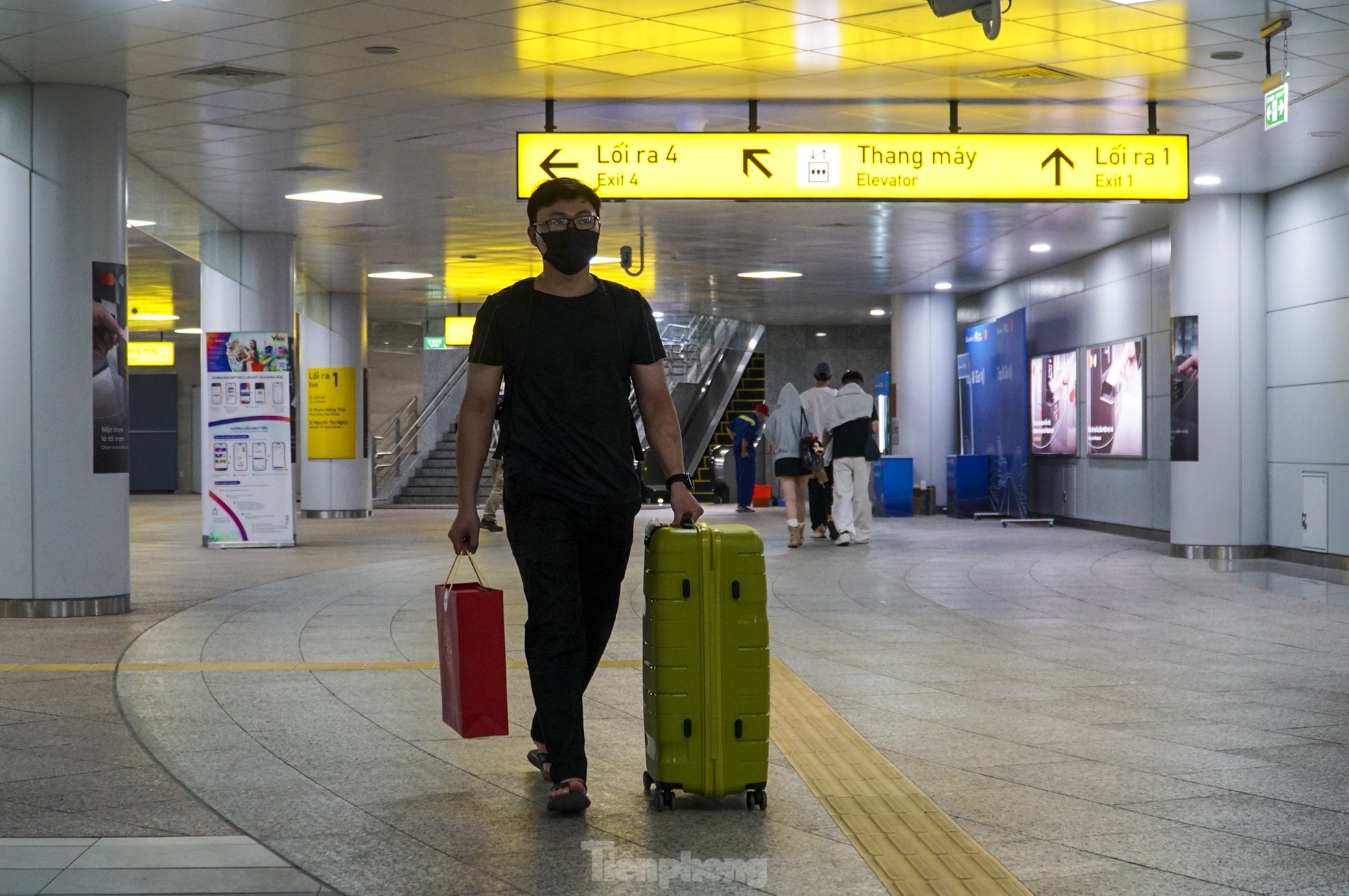 Nườm nượp người lỉnh kỉnh đồ đạc đi metro TPHCM ra bến xe về quê ăn Tết ảnh 1