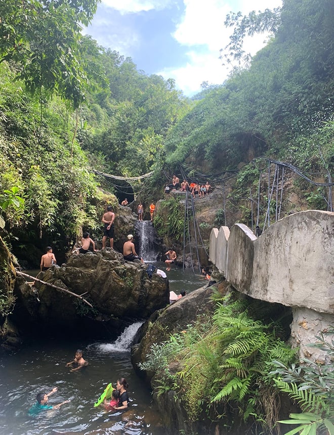 Khu vực thác Ao Xanh, huyện Trấn Yên thu hút đông đảo người dân và khách du lịch đến trải nghiệm.