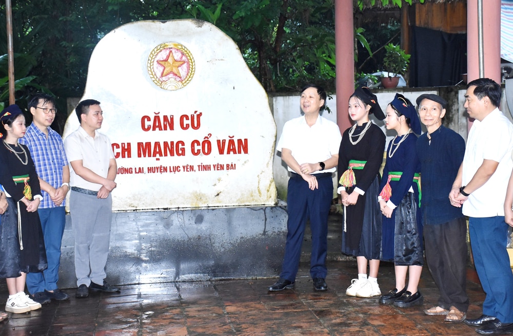 Các đồng chí lãnh đạo huyện Lục Yên cùng nhân dân tham quan Khu di tích lịch sử cách mạng Cổ Văn.
