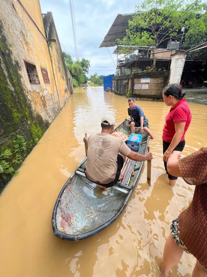 Trắng đêm cứu dân chạy khỏi rốn lũ- Ảnh 2.