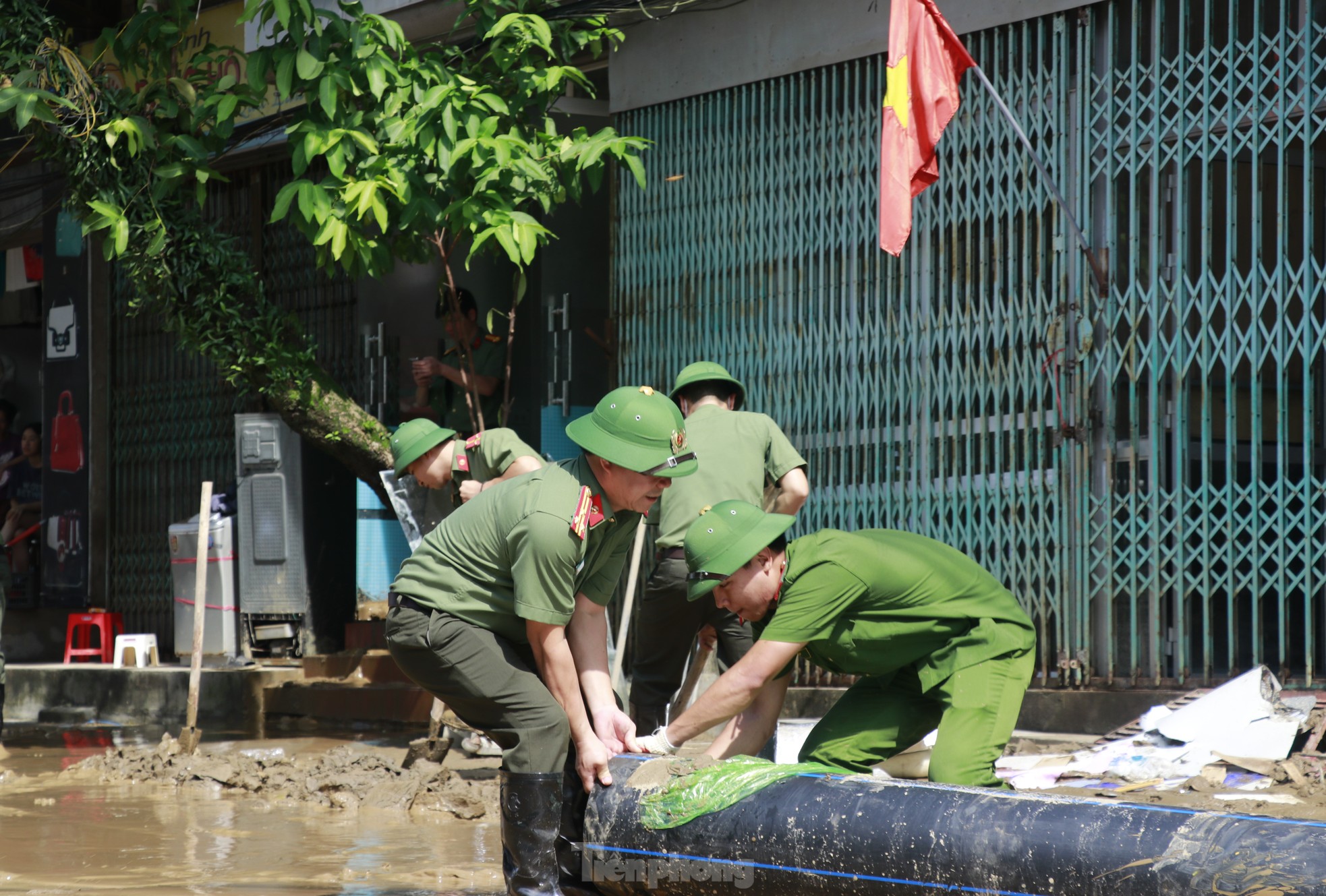 Thủ tướng Phạm Minh Chính lội bùn đến động viên người dân Yên Bái ảnh 5