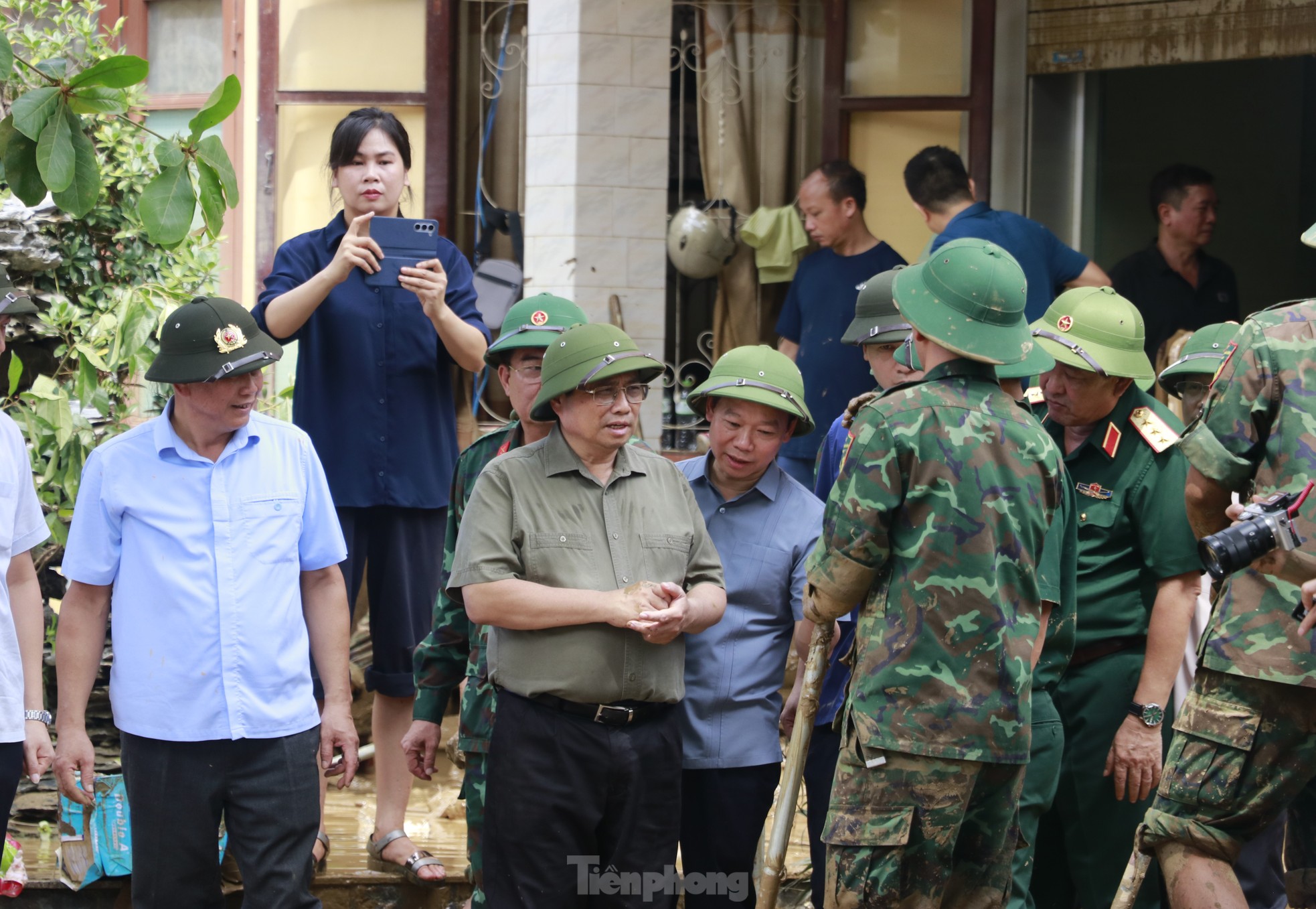 Thủ tướng Phạm Minh Chính lội bùn đến động viên người dân Yên Bái ảnh 8