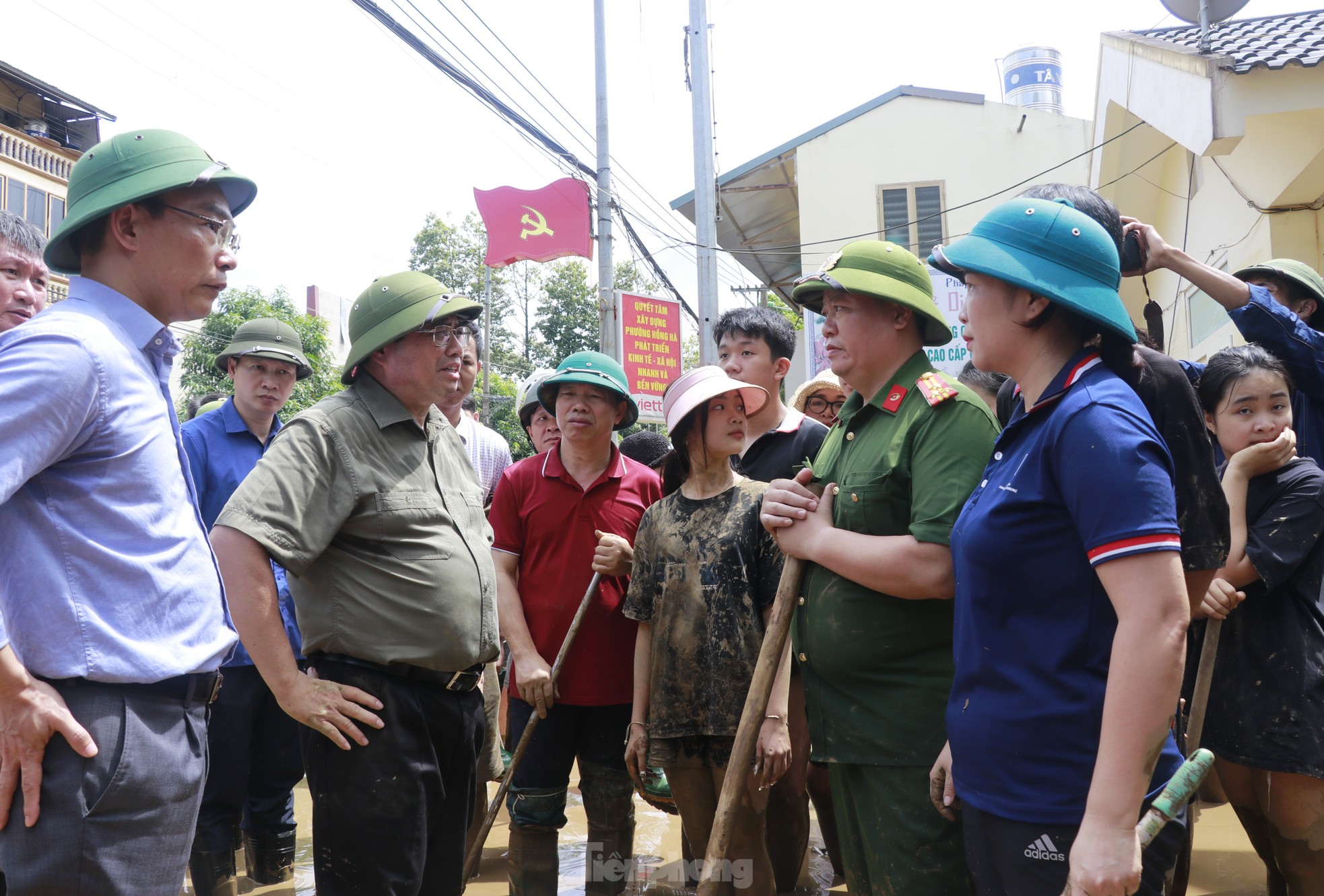 Thủ tướng Phạm Minh Chính lội bùn đến động viên người dân Yên Bái ảnh 11