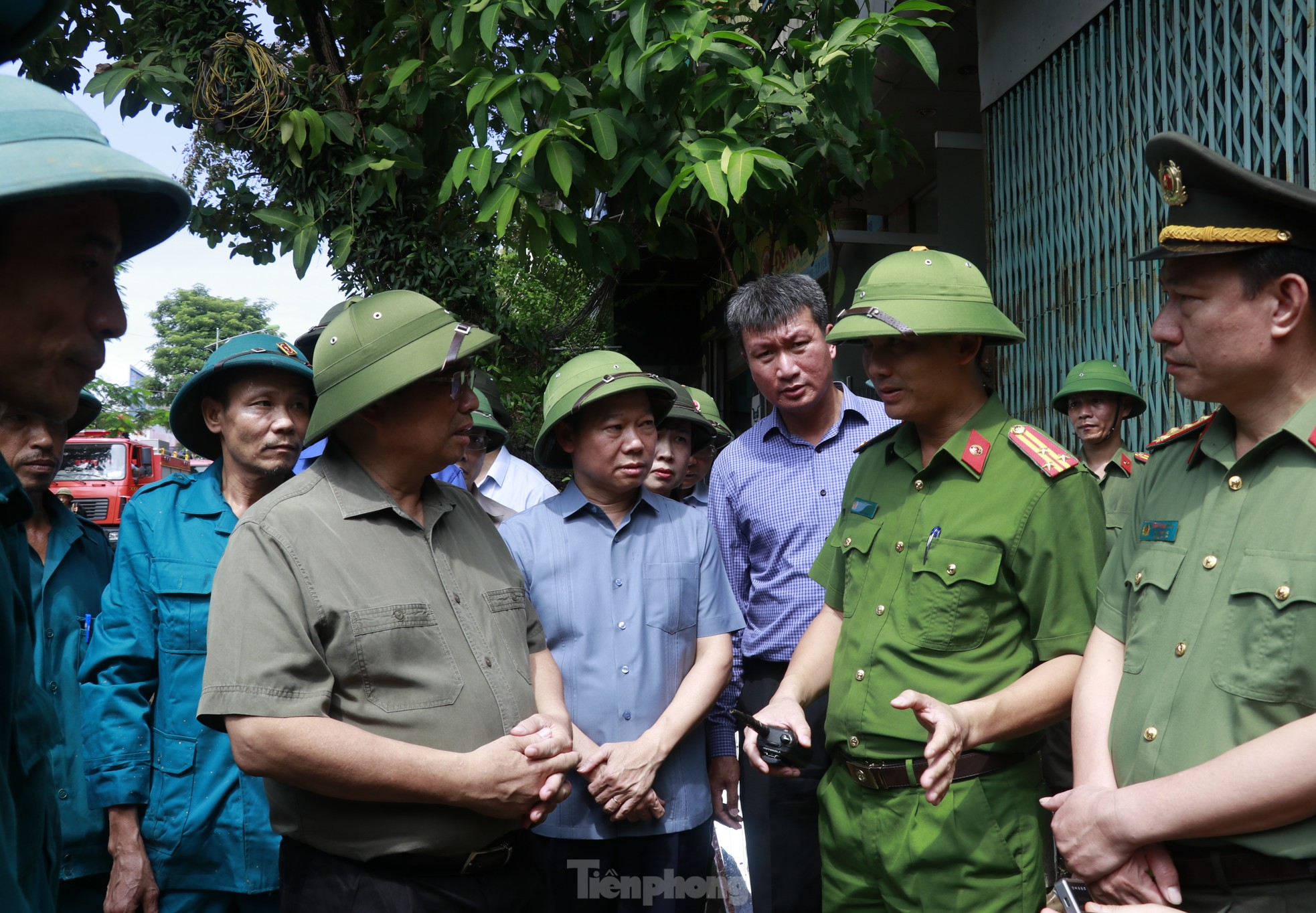 Thủ tướng Phạm Minh Chính lội bùn đến động viên người dân Yên Bái ảnh 9