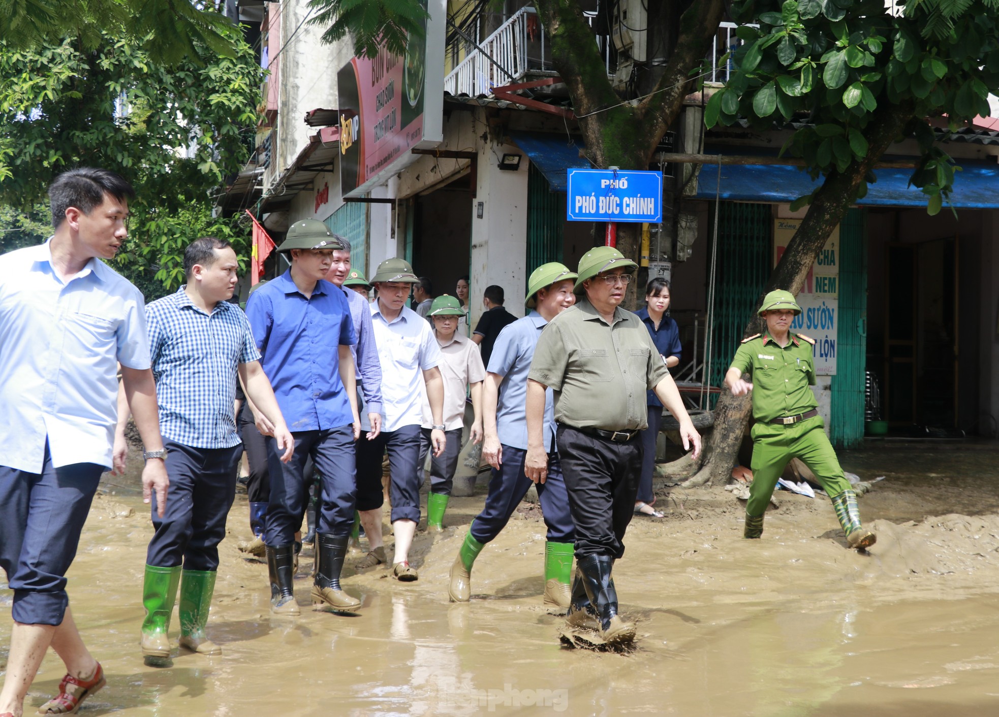 Thủ tướng Phạm Minh Chính lội bùn đến động viên người dân Yên Bái ảnh 1