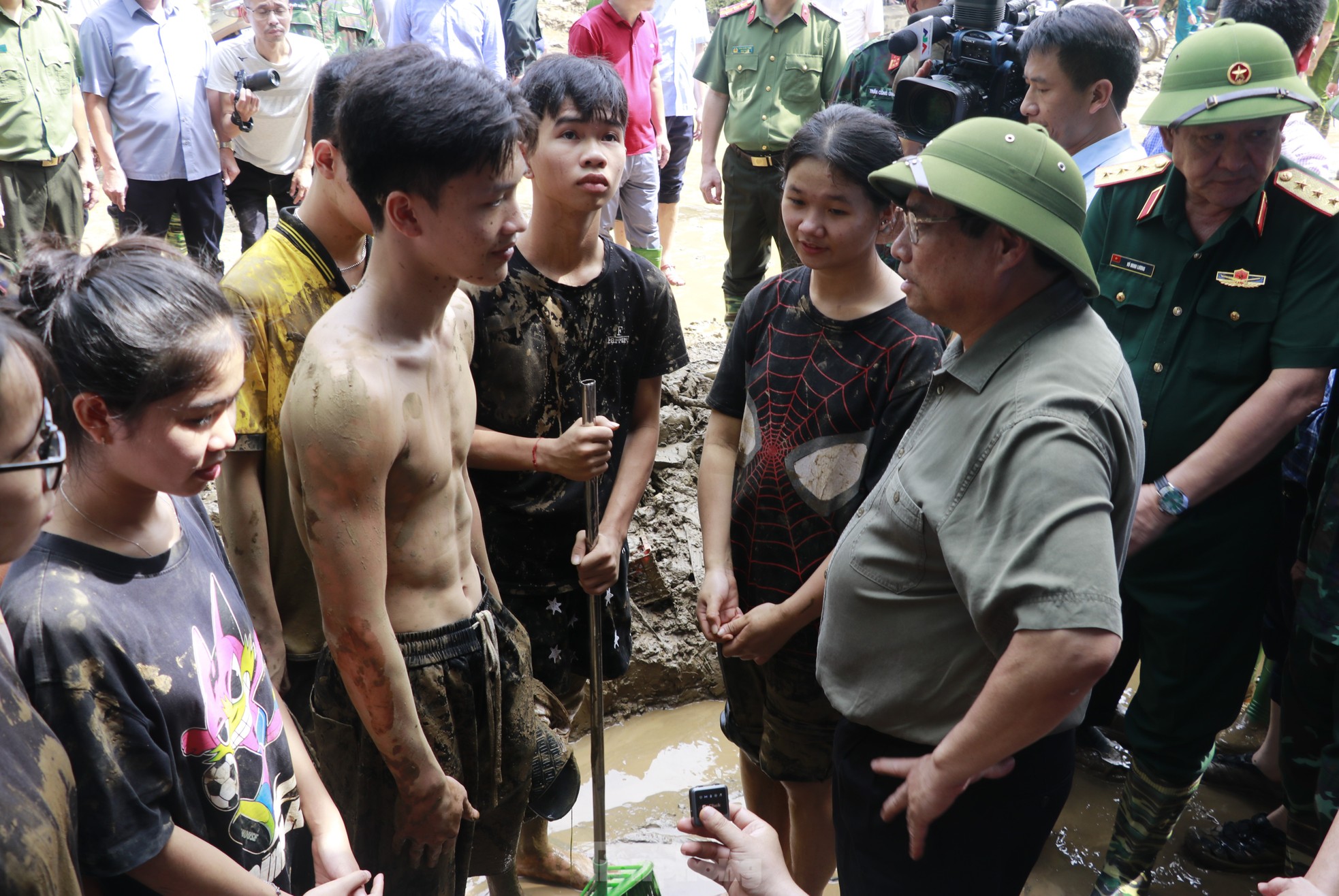 Thủ tướng Phạm Minh Chính lội bùn đến động viên người dân Yên Bái ảnh 7